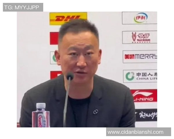 刘维伟回国寄语杨瀚森:未来之路不会顺畅每天都要前进 获赠签名球衣 刘维伟回国寄语杨瀚森:未来之路不会顺畅每天都要前进 获赠签名球衣